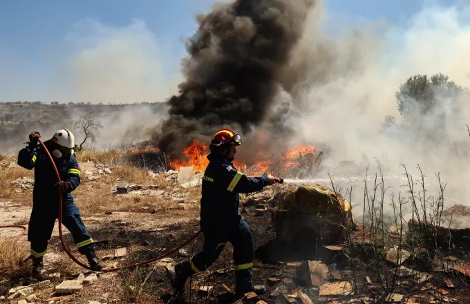 Πυρκαγιά στη Μυτιλήνη – Στην κατάσβεση συνδράμει και αεροσκάφος με ρίψεις νερού