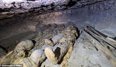 Σπουδαία ανακάλυψη στην Αίγυπτο: Βρέθηκαν πάνω από 300 τάφοι με μούμιες (φώτο)