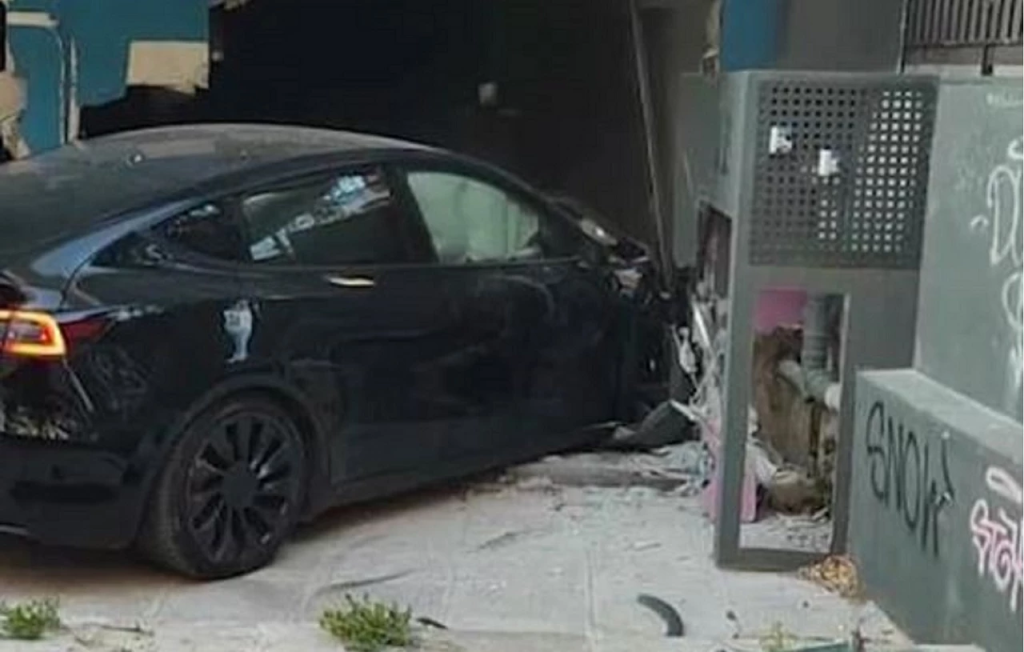 Κηφισιά: Παρκαδόρος έχασε τον έλεγχο Tesla, χτύπησε συνάδελφο και «καρφώθηκε» σε τοίχο (βίντεο)