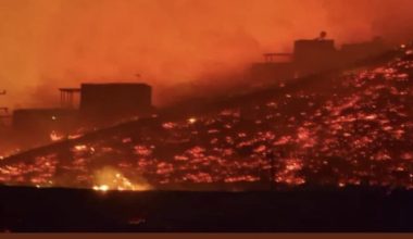 Χωρίς ενεργό μέτωπο η φωτιά στη Σέριφο: Έκανε στάχτη σπίτια, αποθήκες και εκκλησίες (upd2)