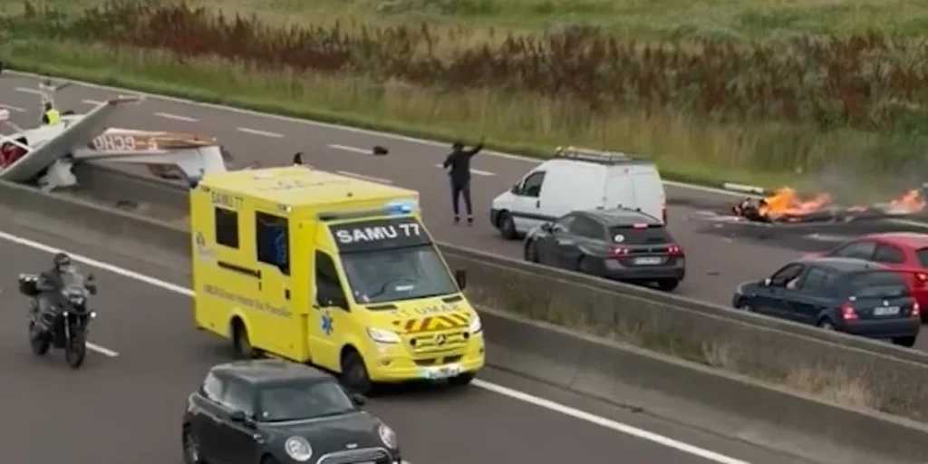 Γαλλία: Tρεις νεκροί σε συντριβή μικρού επιβατικού αεροσκάφους σε αυτοκινητόδρομο (βίντεο)