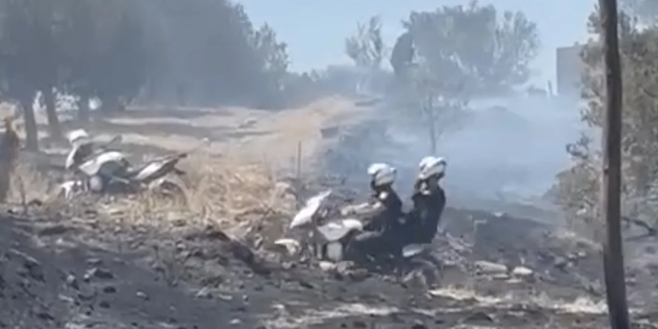 Κερατέα: Βίντεο με αστυνομικούς να σβήνουν φωτιά σε σπίτι ηλικιωμένων