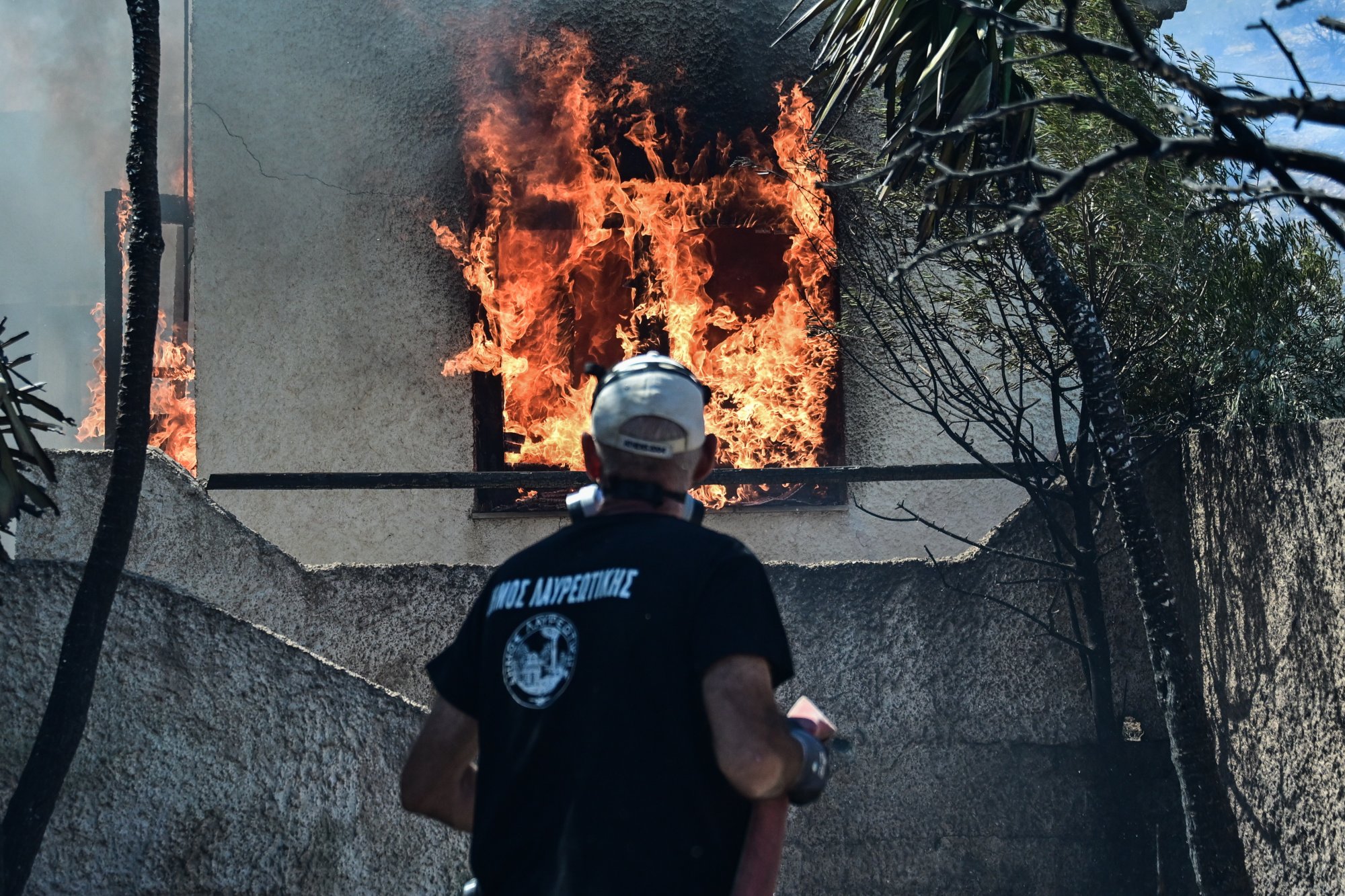 Πυροσβεστική: «Μεγάλες και επικίνδυνες οι φωτιές σε Κερατέα και Σταμάτα – Η σημερινή ημέρα είναι η δυσκολότερη» 