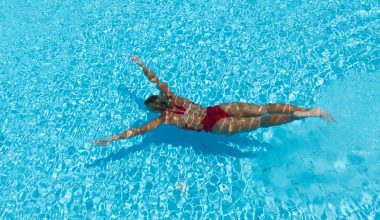 Κολύμπι στην πισίνα: Δείτε τι να κάνετε για να προστατέψετε το δέρμα και τα μαλλιά σας από το χλώριο