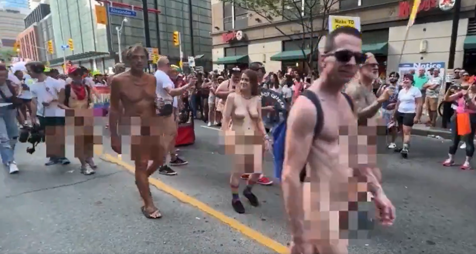 Σοκαριστικές εικόνες στις παρελάσεις των ΛΟΑΤΚΙ+ στις ΗΠΑ (βίντεο)