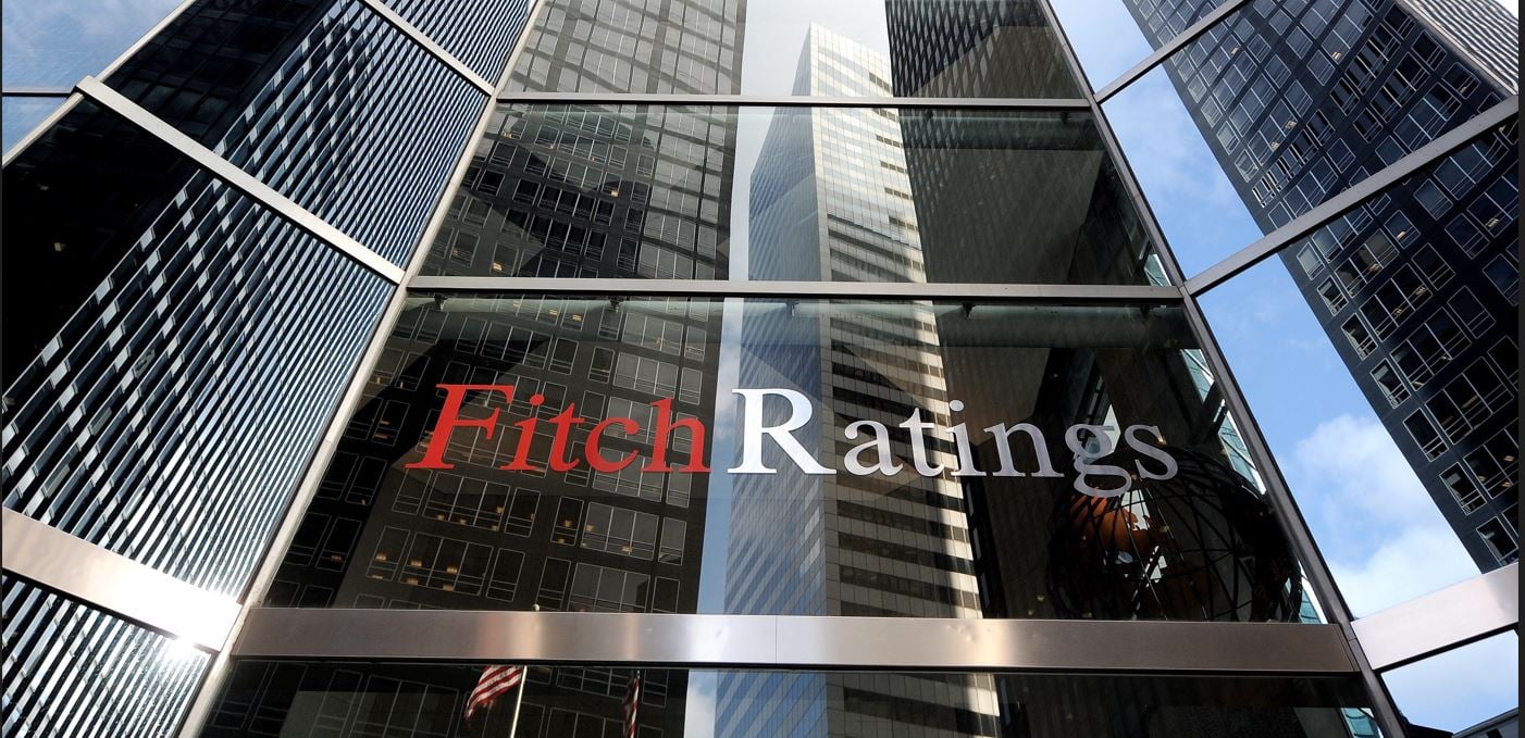 Fitch: Μηδενική  η αναβάθμιση της ελληνικής οικονομίας – Παραμένει στο «ΒΒΒ-»