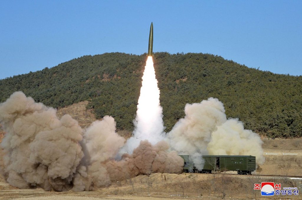 Δύο βαλλιστικούς πυραύλους εκτόξευσε η Βόρεια Κορέα – Η Σεούλ καταδίκασε την ενέργεια
