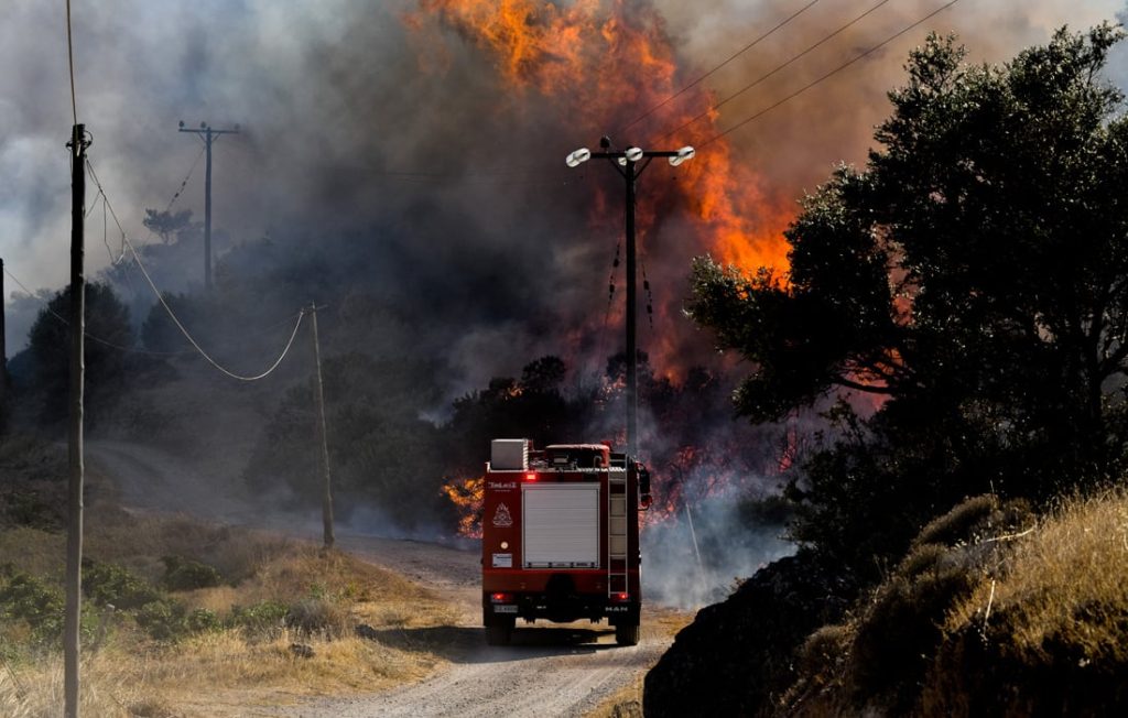Ανεξέλεγκτη η φωτιά στη Σταμάτα – Πού γίνονται εκτροπές της κυκλοφορίας