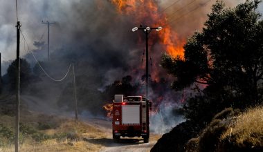 Ανεξέλεγκτη η φωτιά στη Σταμάτα – Πού γίνονται εκτροπές της κυκλοφορίας