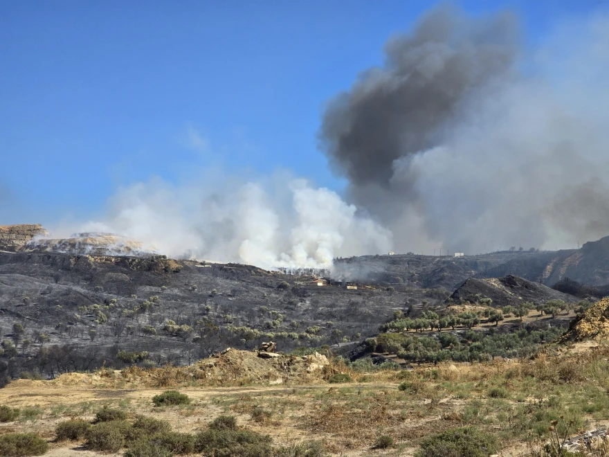 Σε εξέλιξη οι φωτιές σε Κω και Χίο – Καίνε σε διάσπαρτα σημεία (φωτο) 