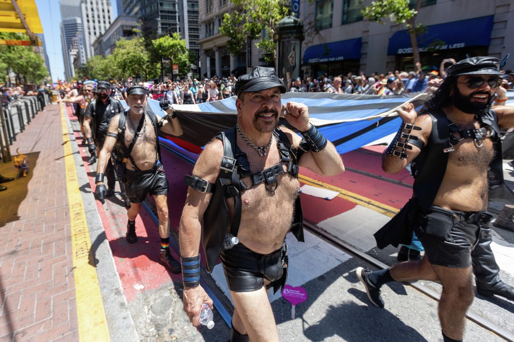 Σοκαριστικές εικόνες στο Pride του Σαν Φρανσίσκο: Έκαναν στοματικό έρωτα και… ουρούσαν ο ένας πάνω στον άλλον (βίντεο)