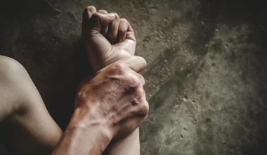 Αγία Βαρβάρα: Τρόμος για 26χρονη – Ο πρώην της πήγε να την πνίξει με θηλιά μπροστά στο παιδί τους