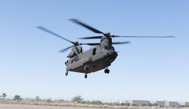 ΗΠΑ: Ο Στρατός παρέλαβε το πρώτο αναβαθμισμένο μεταφορικό ελικόπτερο CH-47F Block.2 Chinook