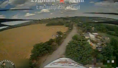 Ρωσικό FPV drone κατέστρεψε ουκρανικό φορτηγό με πυρομαχικά στο Νοβοζελάνε (βίντεο)