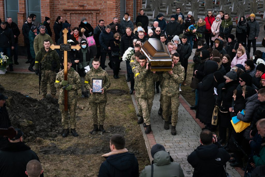 Ουκρανία: Οι φτωχοί πεθαίνουν στο μέτωπο όσο οι πλούσιοι «ξεσαλώνουν» σε πάρτι