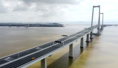 Τελείωσε το νέο κατασκευαστικό «θαύμα» της Κίνας: Τέθηκε σε κυκλοφορία ο «θαλάσσιος» αυτοκινητόδρομος Shenzhen-Zhongshan