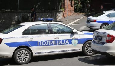 Σερβία: Χειροπέδες σε άνδρα με βαλλίστρα και βέλη έξω από αστυνομικό τμήμα