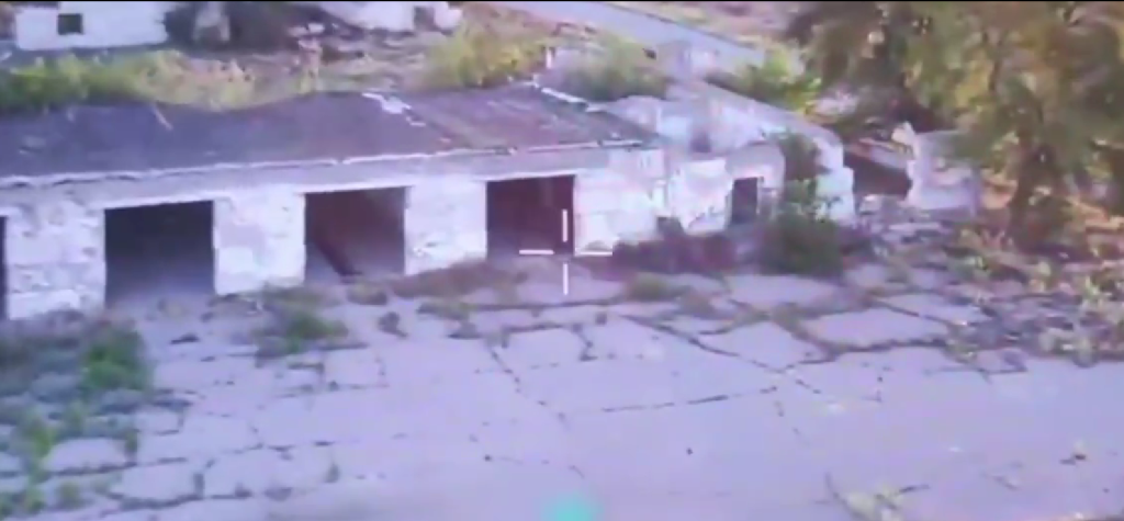Ρωσικό FPV καταστρέφει κρυμμένο όχημα των Ουκρανών μπαίνοντας από την ανοικτή πόρτα του γκαράζ!