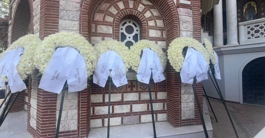 Χαλκιδική: Συγγενείς και φίλοι αποχαιρετούν την 13χρονη που σκοτώθηκε από κεραυνό (φωτο)
