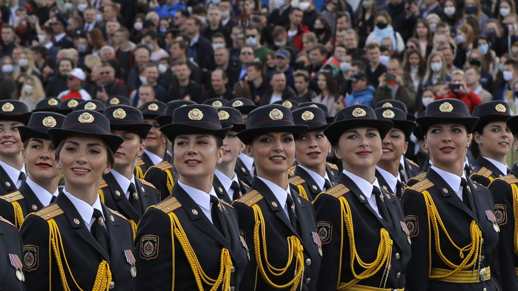 Λευκορωσία: Οι γυναίκες του λευκορωσικού Στρατού αψηφούν τη βροχή και παρελαύνουν απτόητες! (βίντεο)