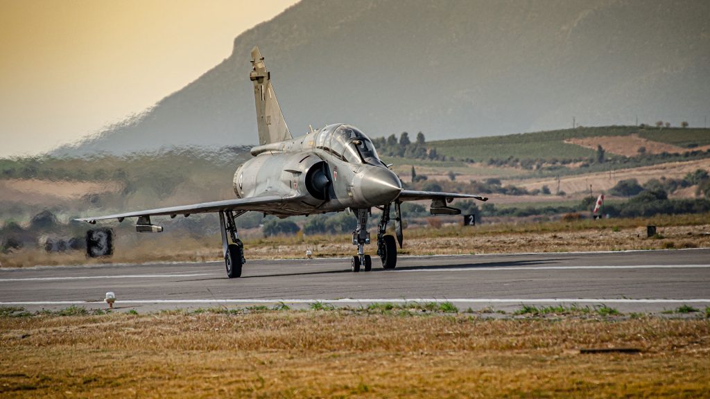 Γιατί εγκατέλειψε την ώρα της προσγείωσης το μαχητικό η 30χρονη χειριστής του Mirage 2000-5 – Τα πρώτα ευρήματα (βίντεο)