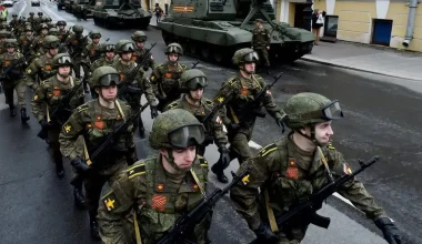Βίντεο: Ρώσοι νεοσύλλεκτοι εκπαιδεύονται σε πολεμικά αντικείμενα μακριά από την πρώτη γραμμή