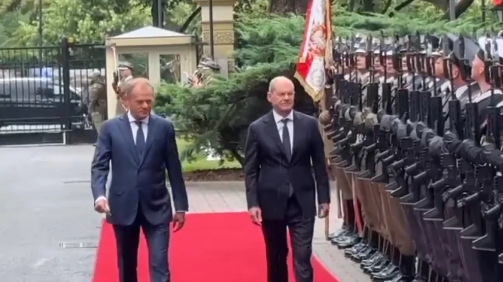 Με στρατιωτικές τιμές καλωσορίσθηκε στη Βαρσοβία από τον Ν.Τουσκ ο Ο.Σολτς (βίντεο)