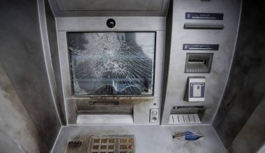 Αττική: Εξαρθρώθηκε σπείρα που «σήκωνε» χρηματοκιβώτια από επιχειρήσεις και έκανε διαρρήξεις σε ATM – Τρεις συλλήψεις