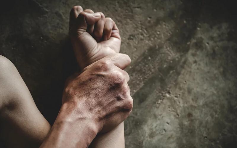 Εύβοια: Μητέρα δύο παιδιών ξυλοκοπήθηκε από τον σύζυγό της – Είχε πέσει θύμα ενδοοικογενειακής βίας και στο παρελθόν