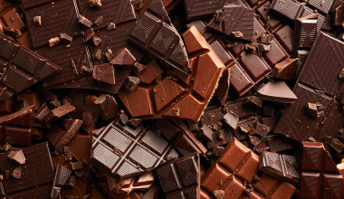 Έρευνα: Δείτε πώς η μαύρη σοκολάτα και το κακάο μειώνουν την αρτηριακή πίεση και τη χοληστερίνη