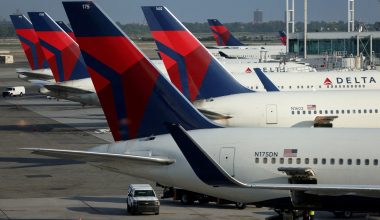H Delta Airlines προχώρησε σε εκτροπή πτήσης στο JFK επειδή σέρβιρε στους πελάτες χαλασμένο φαγητό