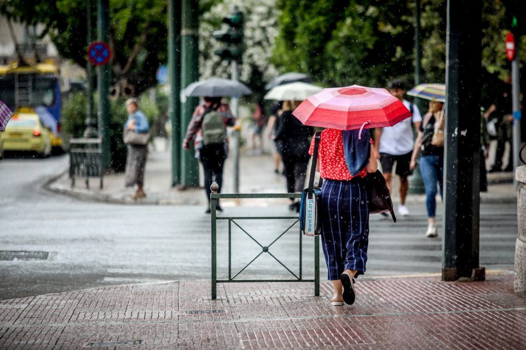 Καιρός: Με μικρή πτώση της θερμοκρασίας και βροχές η σημερινή μέρα – Αναλυτικά η πρόγνωση της ΕΜΥ