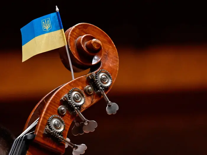 Το Κίεβο επιβάλει πρόστιμα ύψους 615 δολαρίων σε όποιον ακούει ρωσική μουσική: «Μόνο ουκρανική θα ακούτε»!