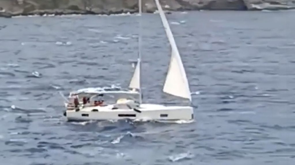 Ρυμουλκήθηκε στο λιμάνι της Σκοπέλου το ιστιοφόρο που έπλεε ακυβέρνητο λόγω μηχανικής βλάβης (βίντεο)