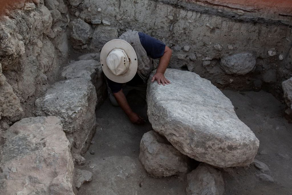 Αρχαιολόγοι υποθέτουν πως βρήκαν αρχαίο αντικείμενο που σχετίζεται με τον Μωυσή και τις Δέκα Εντολές