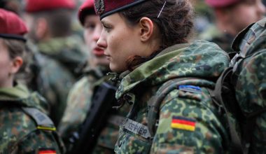 Γερμανία: Ανοιχτό το ενδεχόμενο στράτευσης των γυναικών αν η θητεία καταστεί υποχρεωτική