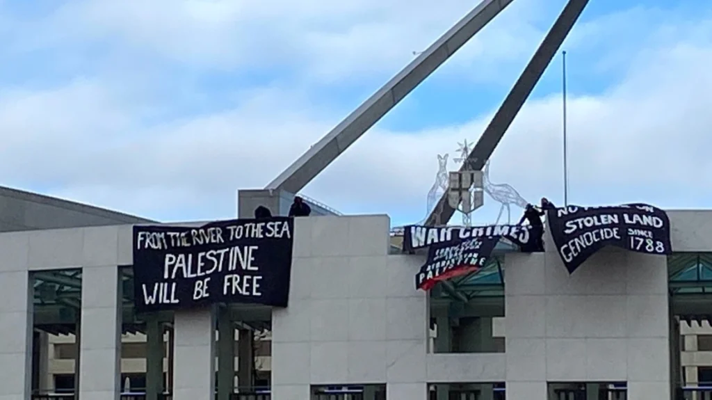 Αυστραλία: Πανό με συνθήματα υπέρ της Παλαιστίνης κρέμασαν διαδηλωτές στην οροφή του κοινοβουλίου