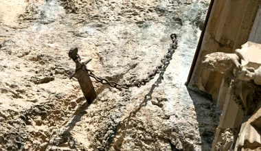 Εξαφανίστηκε μυστηριωδώς το γαλλικό ξίφος «Εξκάλιμπερ» που βρισκόταν για 1.300 χρόνια καρφωμένο σε βράχο της πόλης Ροκαμαντούρ