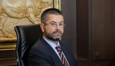 «Τάπα» Π.Σαράκη σε Κ.Βελόπουλο για τα 30 εκατ.ευρώ που πήρε αμοιβή για την υπόθεση Novartis ο νομικός