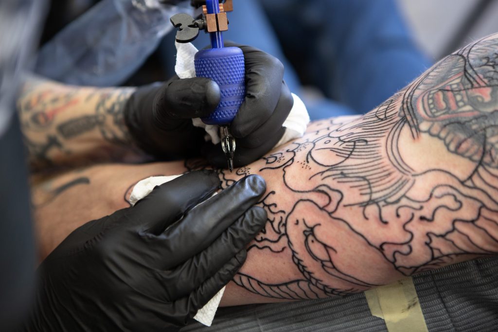 Επικίνδυνα βακτήρια βρέθηκαν σε μελάνια τατουάζ – Τι αναφέρει επιστημονική μελέτη