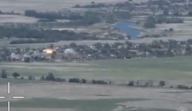 Ρωσικά βομβαρδιστικά Su-34 έπληξαν ουκρανικά στρατεύματα και εξοπλισμό στο Ουροζάιν (βίντεο)