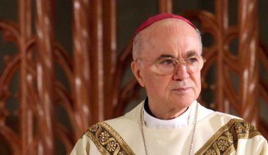 Πάπας Φραγκίσκος: Αφόρισε τον Αρχιεπίσκοπο Viganò που είχε αποκαλύψει οικονομικά και σεξουαλικά σκάνδαλα στο Βατικανό