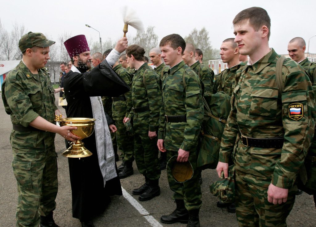 Ανατ. Ουκρανία: Ρώσος ιερέας δίνει την ευχή του σε στρατιώτες πριν την επίθεση
