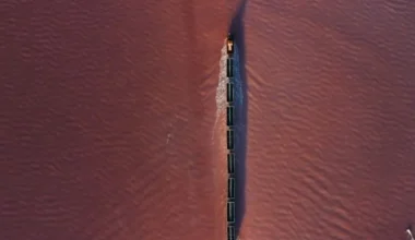 Καζακστάν: Τρένο κινείται κατά μήκος λίμνης – Δείτε βίντεο 