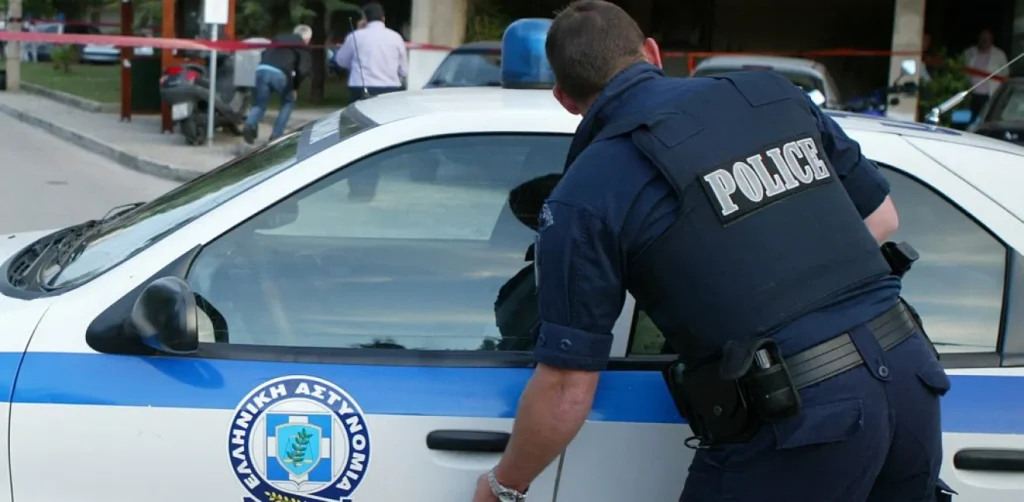 Συνελήφθησαν υπάλληλοι του Δήμου Αθηναίων που εκβίαζαν καταστηματάρχες για να σβήνουν παραβάσεις