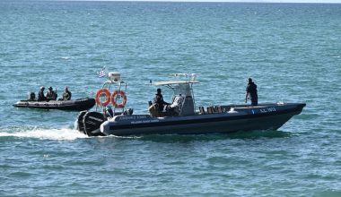 Χίος: Βίντεο ντοκουμέντο από τη στιγμή που ο διακινητής παράνομων αλλοδαπών πυροβολεί κατά σκάφους του Λιμενικού