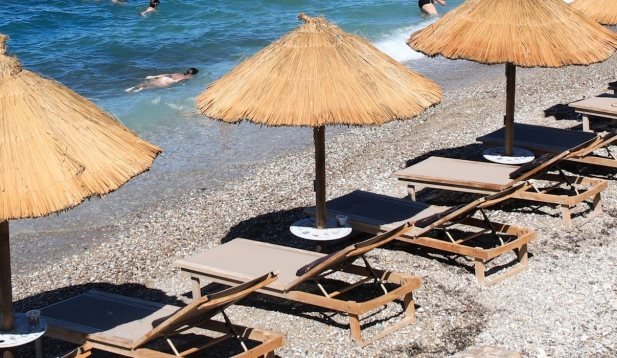 Βαριές «καμπάνες» για παράνομες ξαπλώστρες και ομπρέλες στις παραλίες – Από 2.000 έως και 60.000 ευρώ τα πρόστιμα