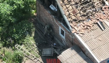 Η στιγμή που ο ρωσικός στρατός ανατινάζει κτίριο στη Νέα Υόρκη της Ουκρανίας (βίντεο)