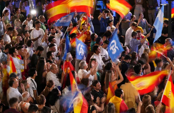 «Φτάνει! Ας βάλουμε όρια στον τουρισμό»: Στους δρόμους της Βαρκελώνης κατά του υπερτουρισμού χιλιάδες Ισπανοί