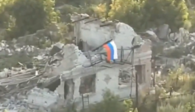 Βίντεο: Η ρωσική σημαία υψώνεται στο Σπίρνε
